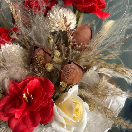 Композиция из мыльных цветов и сухоцветов