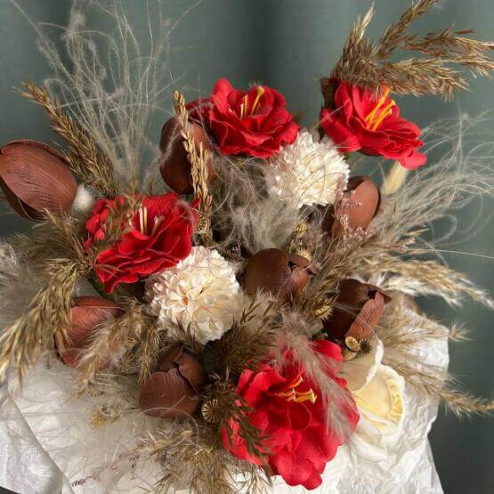 Композиция из мыльных цветов и сухоцветов