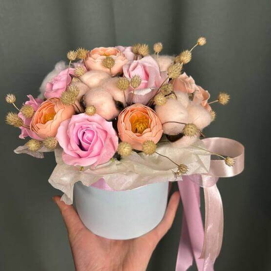 Мыльная композиция роз и ранункулюсов