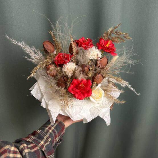 Композиция из мыльных цветов и сухоцветов