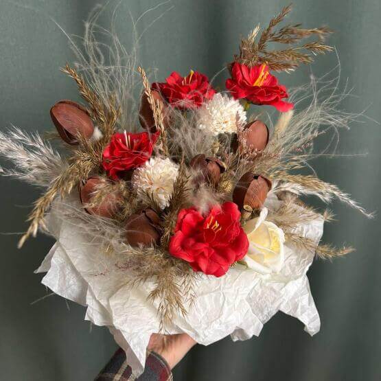 Композиция из мыльных цветов и сухоцветов