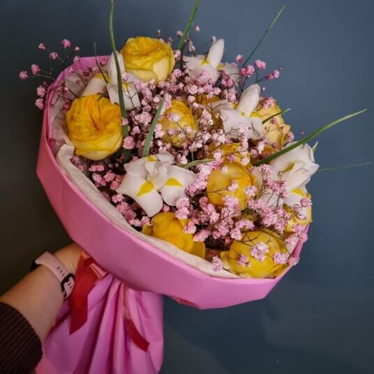 «Поцелуй единорога»🦄 Букет из пионовидных роз и ирисов