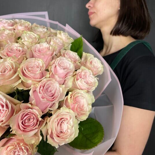 51 нежно розовая роза