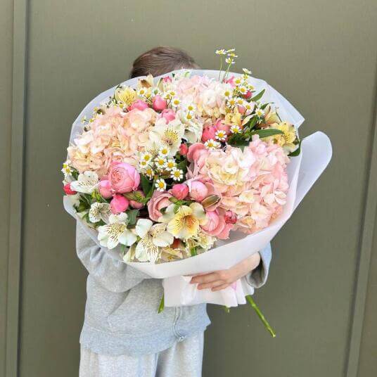 Авторский букет из гортензий и кустовых роз "Персико-Берри"