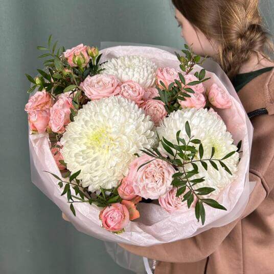 Авторский букет из одноголовой хризантемы и кустовых роз "Жемчуг"