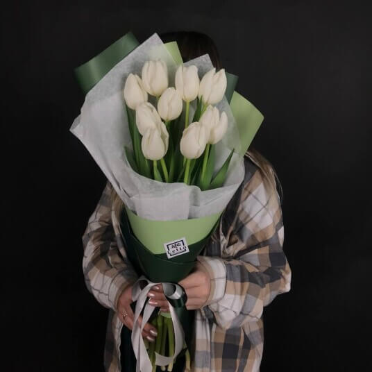 Моно белые тюльпаны