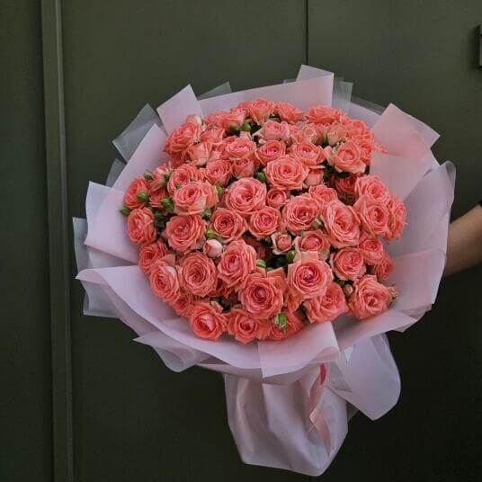 13 кустовых коралловых роз