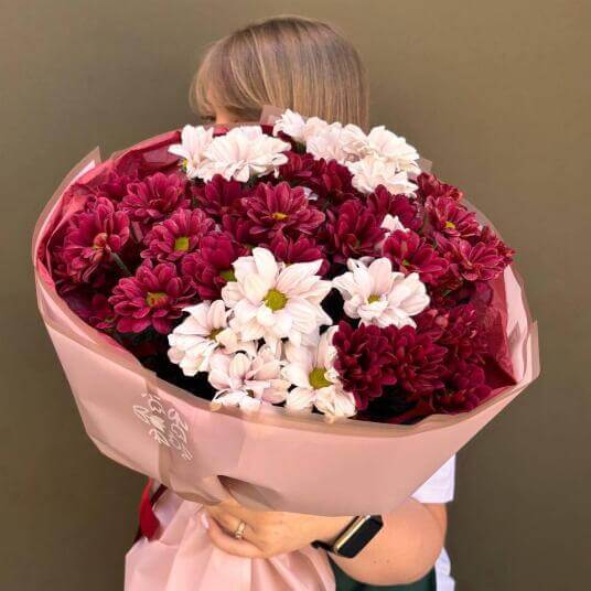 Букет из хризантем, красная и лавандовая кустовая