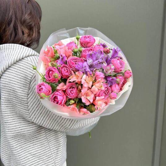 Букет из роз и альстромерий "Малиновый вальс"