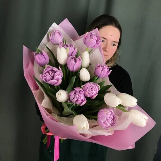 Микс из гладких и пионовидных тюльпанов