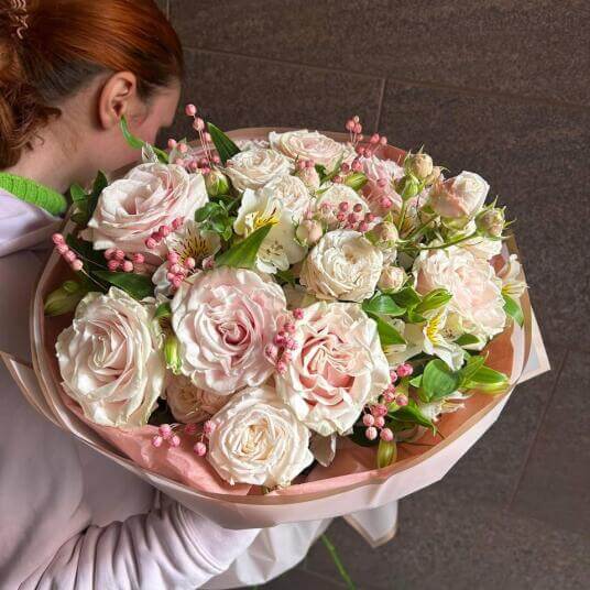 Букет из роз и альстромерии «Вдохновение»