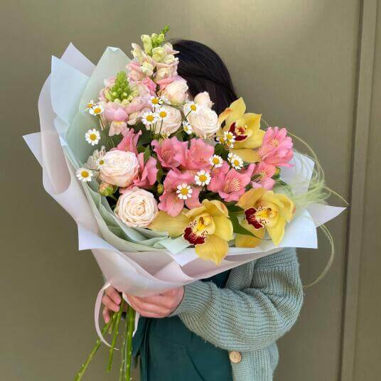 Авторский букет из орхидей и кустовых роз "Симфония красок"