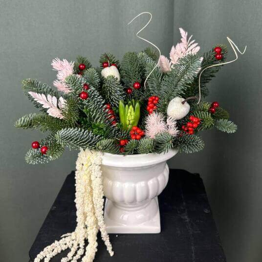 «Иней и ягоды: новогодний декор в вазе»