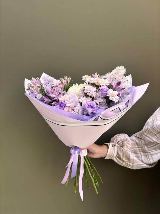 "Лавандовый луг " авторский букет из хризантем, альстромерии и эустомы