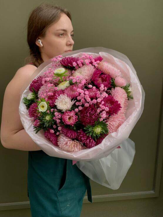 Малиновые астры в гипсофиле