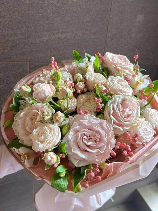 Букет из роз и альстромерии «Вдохновение»