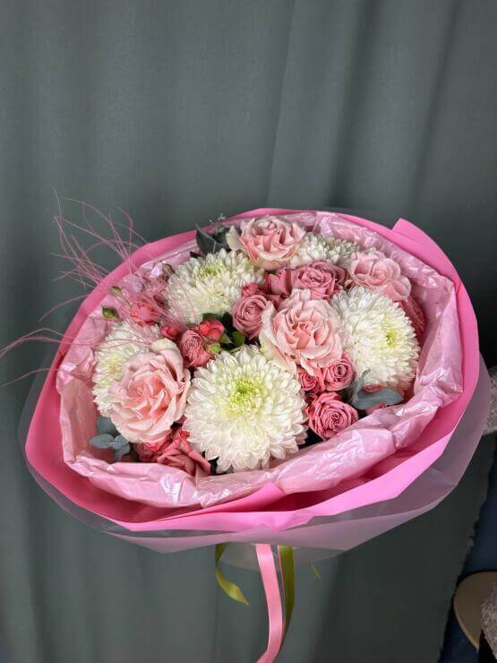 Объятие из цветов