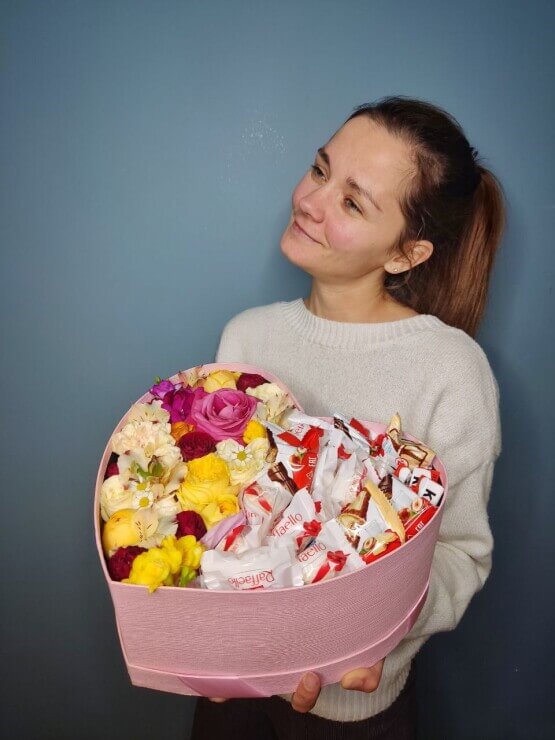 «Мега девчачьи радости» Коробка с цветами и конфетами