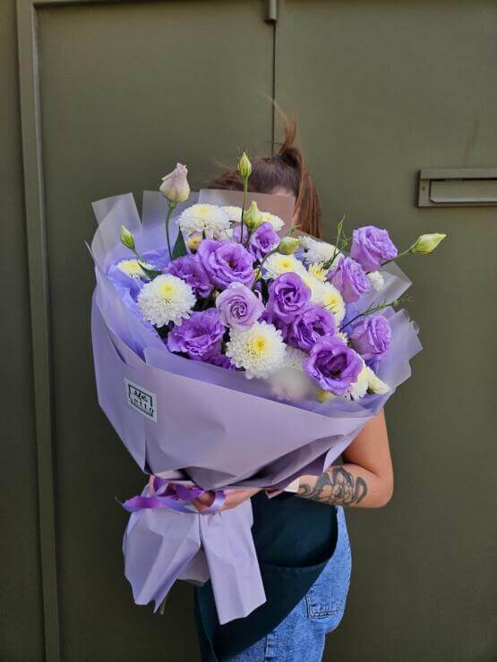 Лавандовая эустома и хризантема кустовая