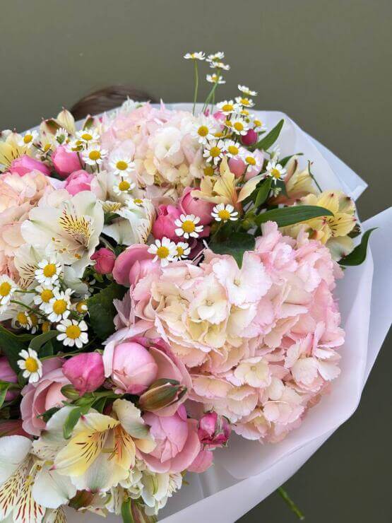 Авторский букет из гортензий и кустовых роз "Персико-Берри"