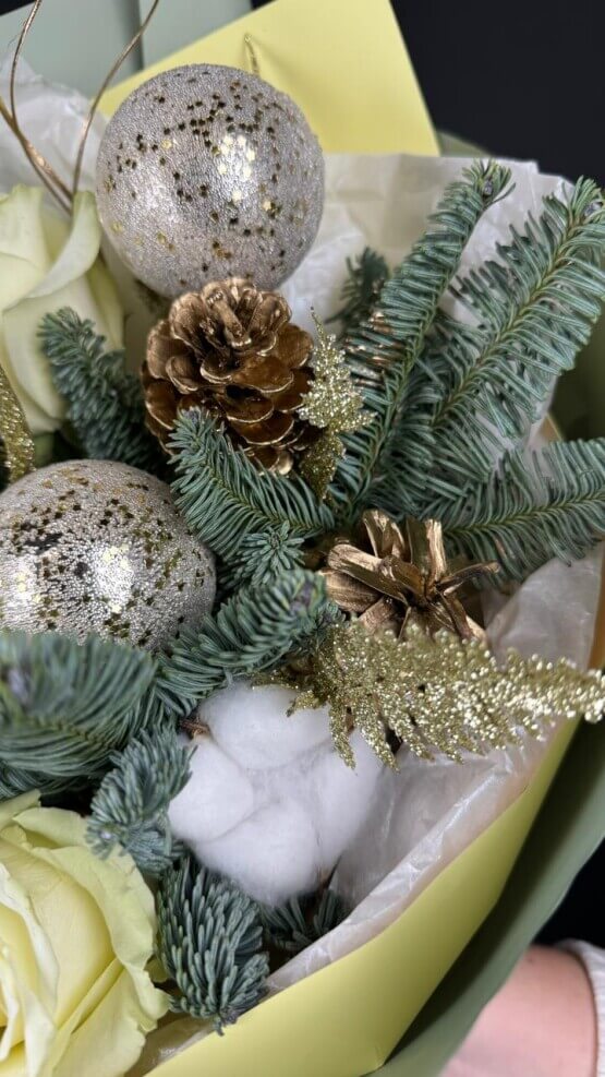 Букет из цветов и нобилиса "Брызги шампанского"