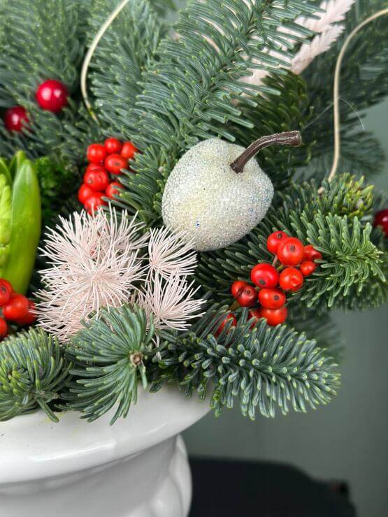 «Иней и ягоды: новогодний декор в вазе»