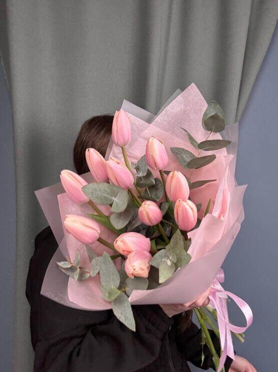 Нежно-персиковые тюльпаны