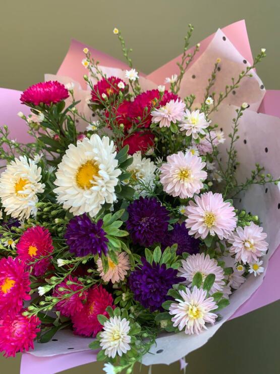 Яркий букет из кустовых астр и сентябринки