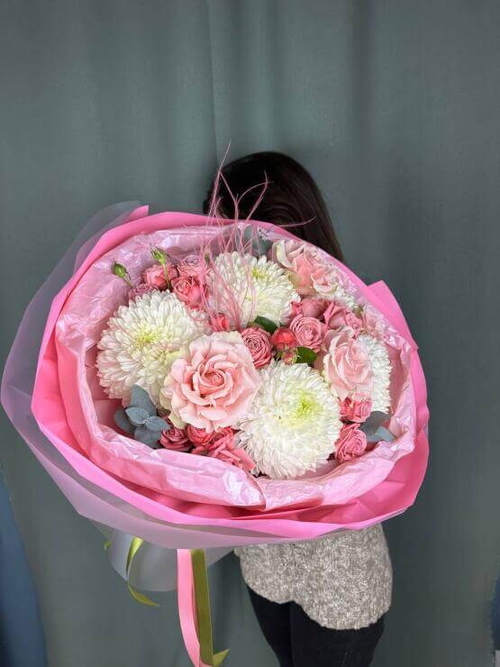 Объятие из цветов