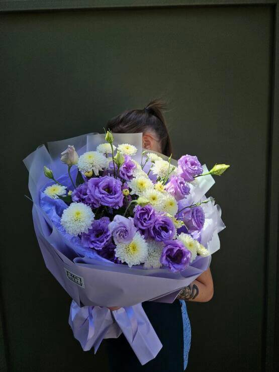 Лавандовая эустома и хризантема кустовая