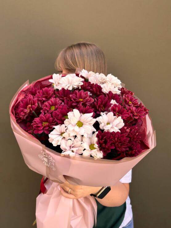 Букет из хризантем, красная и лавандовая кустовая