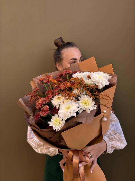 Белые и коричневые хризантемы с солидаго