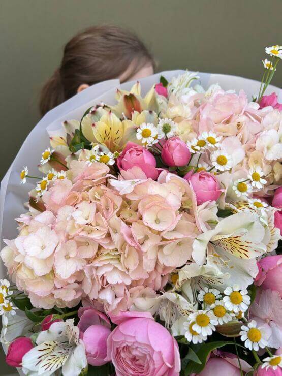 Авторский букет из гортензий и кустовых роз "Персико-Берри"