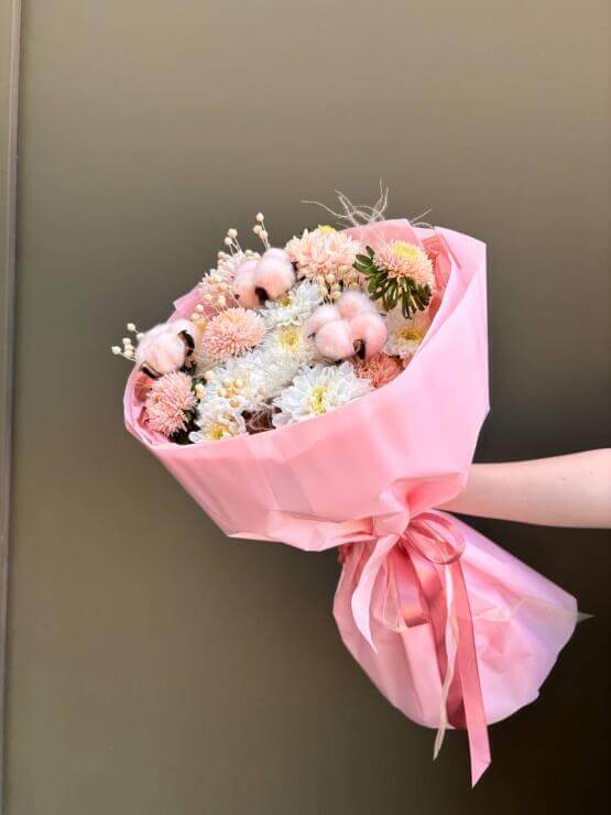 "Розовый хлопок" розовый букет из хризантемы кустовой,астры и льна