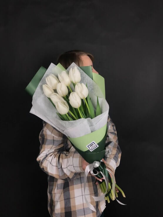 Моно белые тюльпаны