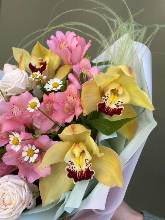 Авторский букет из орхидей и кустовых роз "Симфония красок"