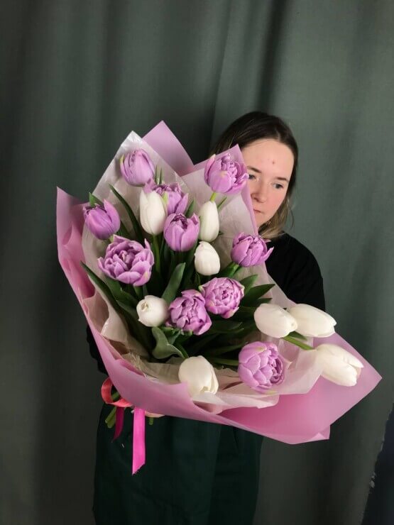 Микс из гладких и пионовидных тюльпанов