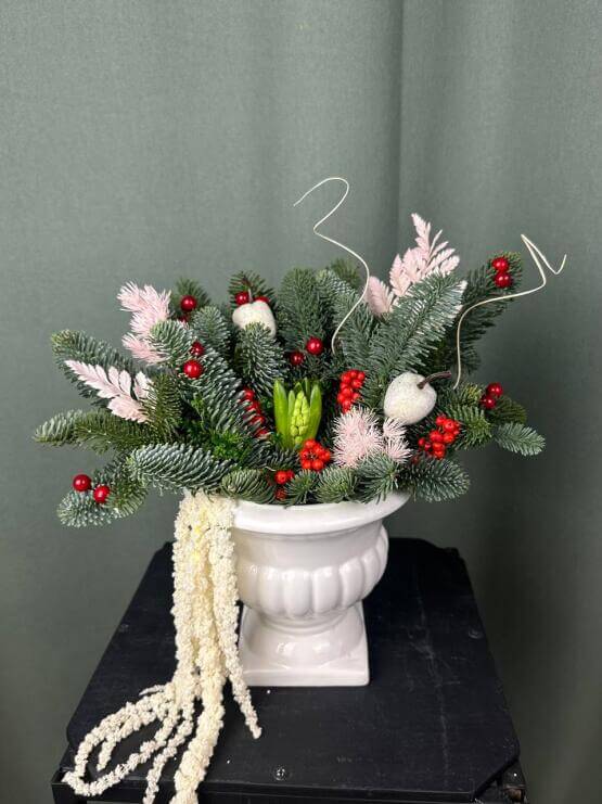 «Иней и ягоды: новогодний декор в вазе»