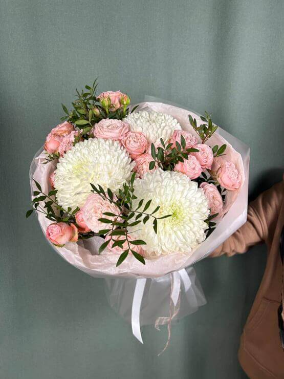 Авторский букет из одноголовой хризантемы и кустовых роз "Жемчуг"