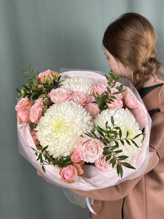 Авторский букет из одноголовой хризантемы и кустовых роз "Жемчуг"