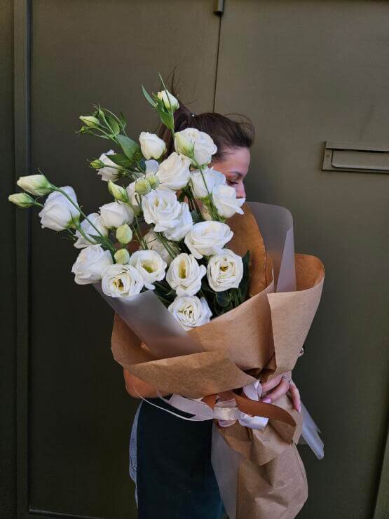 Белая эустома в крафте