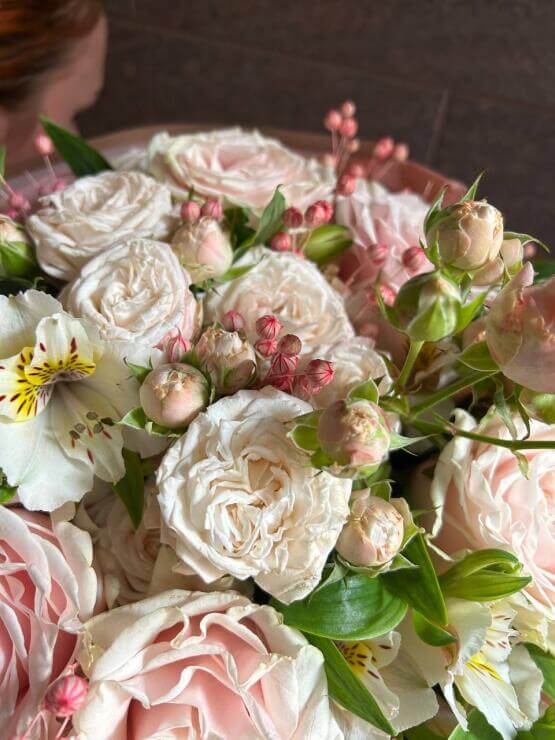 Букет из роз и альстромерии «Вдохновение»