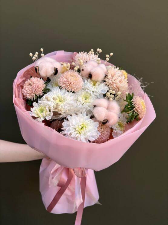 "Розовый хлопок" розовый букет из хризантемы кустовой,астры и льна