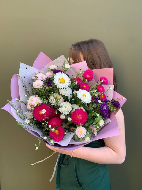 Яркий букет из кустовых астр и сентябринки