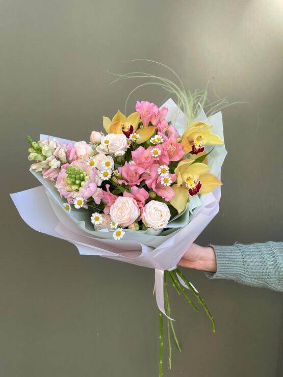 Авторский букет из орхидей и кустовых роз "Симфония красок"