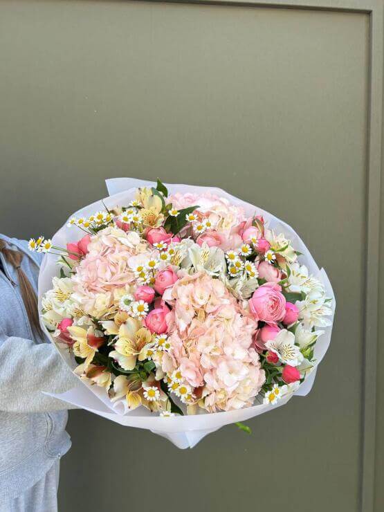 Авторский букет из гортензий и кустовых роз "Персико-Берри"