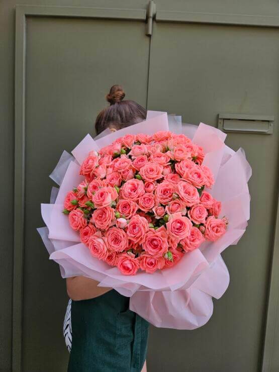 13 кустовых коралловых роз