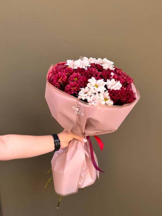 Букет из хризантем, красная и лавандовая кустовая