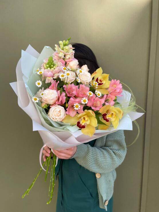 Авторский букет из орхидей и кустовых роз "Симфония красок"