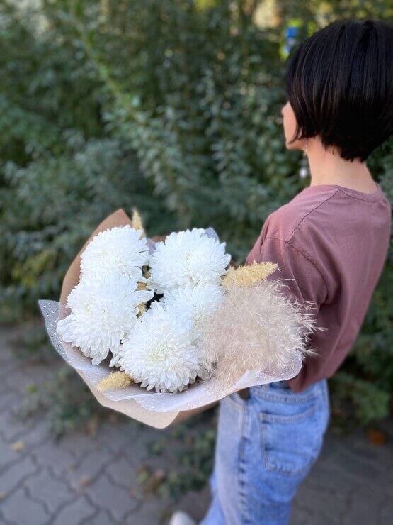 Большие белые хризантемы